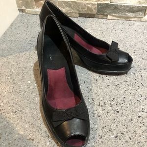 Naturalizers REUBEN black peep toe pumps